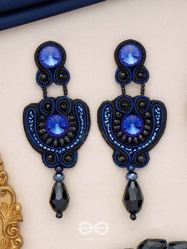 AVALAMBA - THE SUPPORTED CURVE - STONE AND BEADS EMBROIDERED EARRINGS