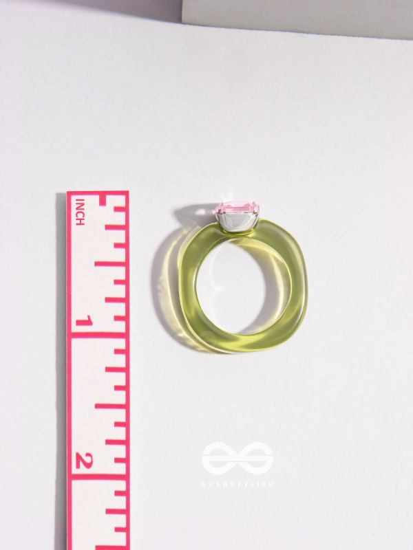 SPRINGTIME SPARKLERS - STATEMENT ACRYLIC RING
