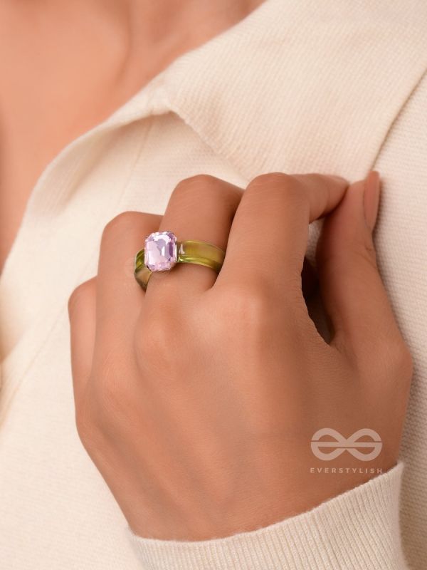 SPRINGTIME SPARKLERS - STATEMENT ACRYLIC RING