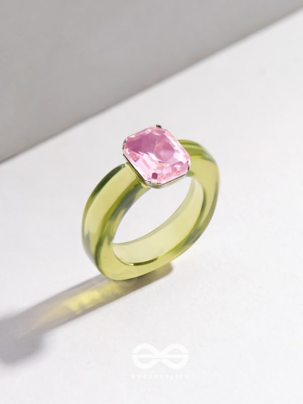 SPRINGTIME SPARKLERS - STATEMENT ACRYLIC RING
