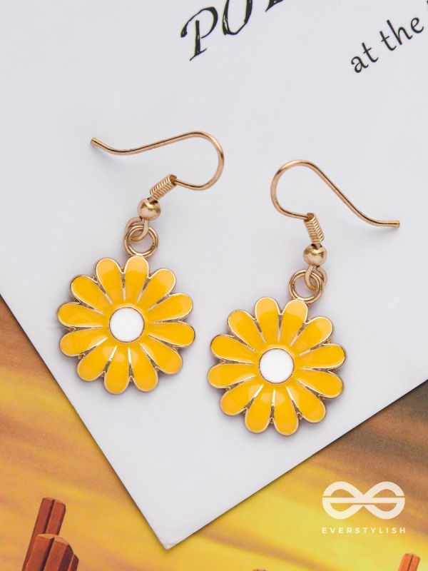 THE LIVELY DAISY - GOLDEN EMBELLISHED EARRINGS