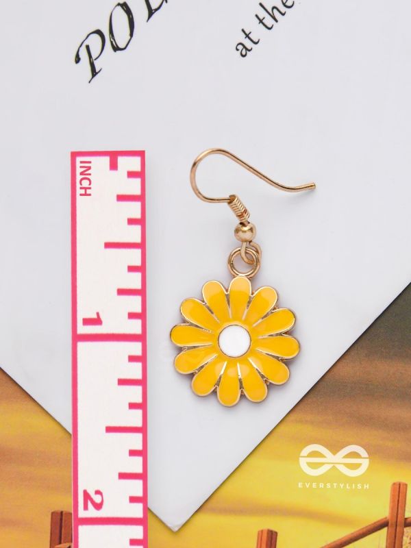 THE LIVELY DAISY - GOLDEN EMBELLISHED EARRINGS