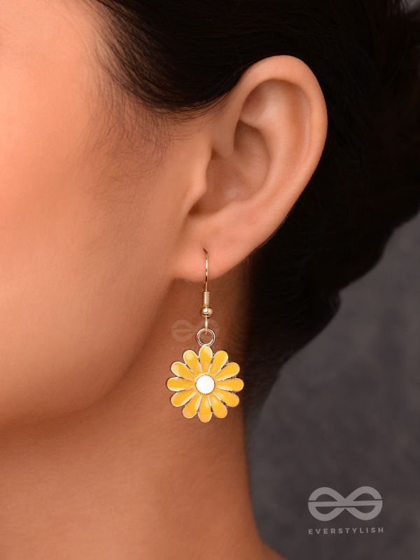 THE LIVELY DAISY - GOLDEN EMBELLISHED EARRINGS