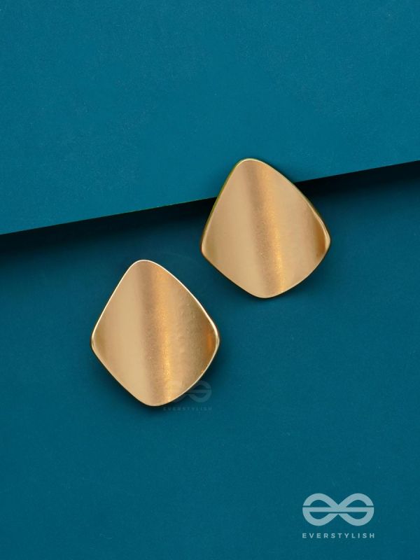 ARCHED AURA - GOLDEN STUD EARRINGS