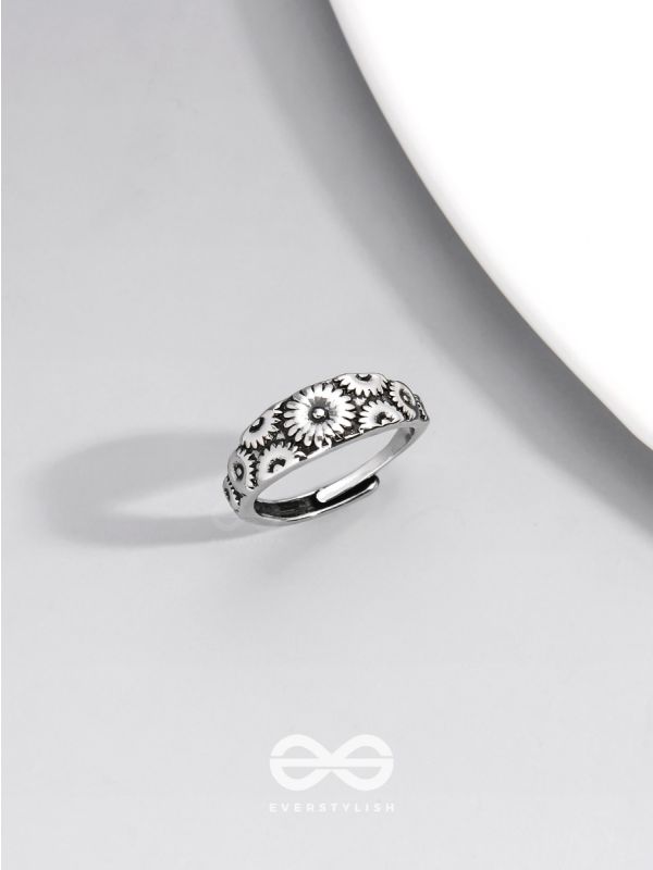 THE DAISY CASCADE - CASUAL SIVER RING (ADJUSTABLE)