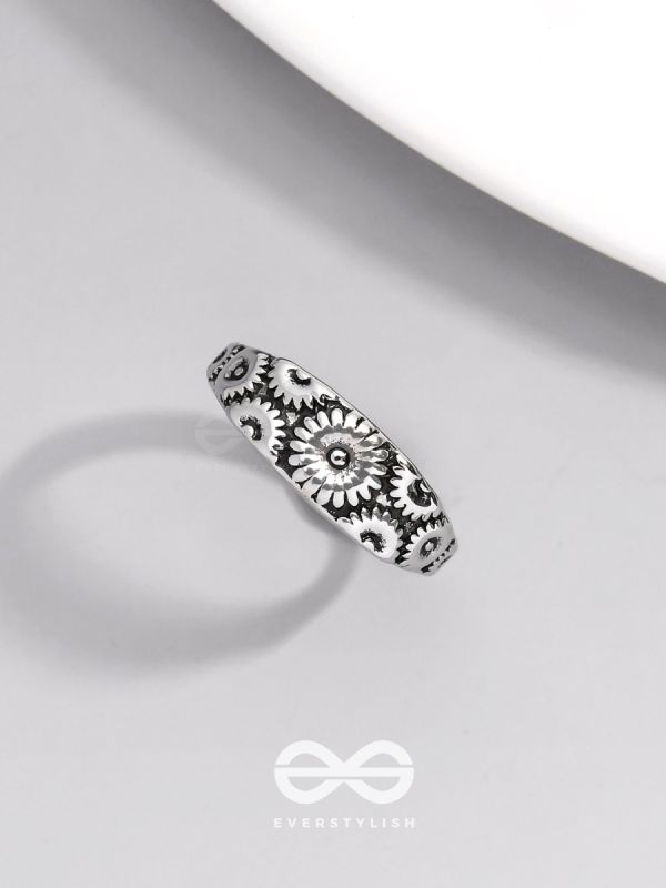THE DAISY CASCADE - CASUAL SIVER RING (ADJUSTABLE)