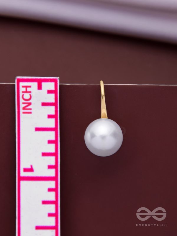 THE GROOVY PEARL - GOLDEN EMBELLISHED EARRINGS