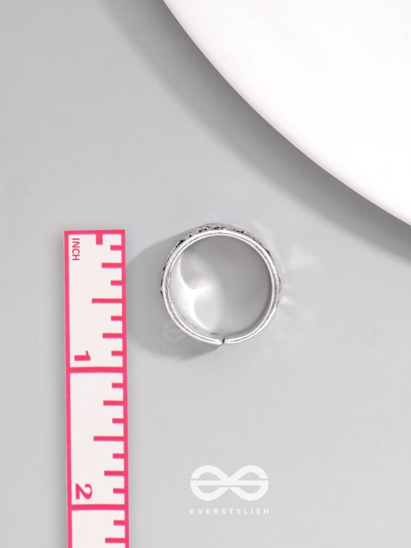 THE FIREBOLT FANG - STATEMENT SILVER RING (ADJUSTABLE)