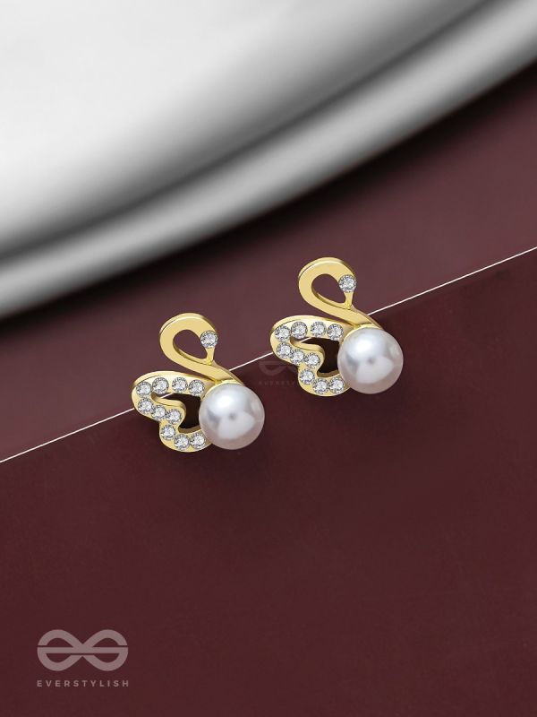 CHARMING SWANS - SPARKLING PEARL STUDS