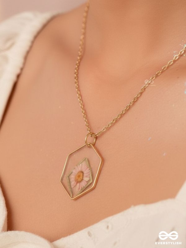 The Shy Daisy - Pressed Flower Resin Pendant With Ant-Tarnish Coating
