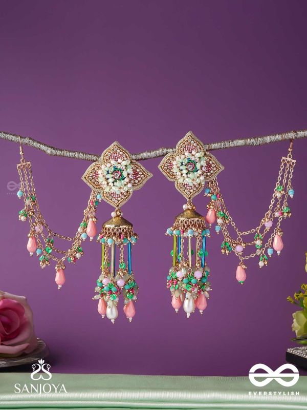 MANJUSUMANA - BEAUTIFUL BLOSSOM - MULTIPLE CHAIN EARRINGS EMBELLISHED WITH BEADWORK, A FLOWER MOTIF AND DANGLERS