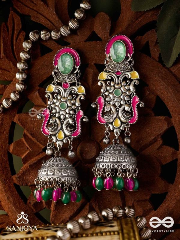 NAVA-SARASA-NEW ESSENCE- OXIDIZED EARRINGS FEATURING PASTEL-COLOURED METALWORK, ADORNED WITH VIBRANT GREEN AND RED BEADS