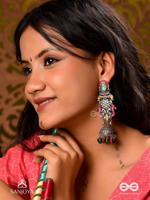 NAVA-SARASA-NEW ESSENCE- OXIDIZED EARRINGS FEATURING PASTEL-COLOURED METALWORK, ADORNED WITH VIBRANT GREEN AND RED BEADS