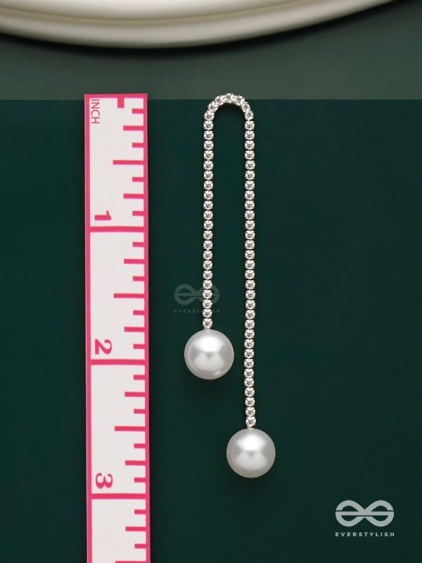 New dawn - Dangling crystal earrings with white pearl 