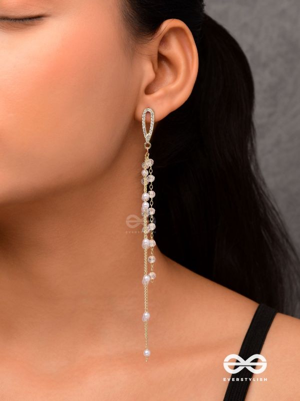 Glass sprinklings - Dangling golden bead earrings 