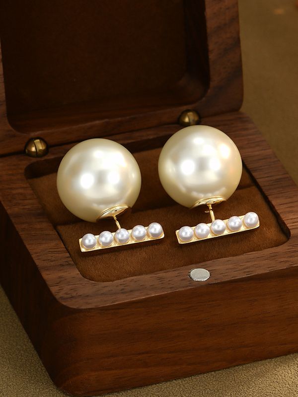 Gleam Pearls- Pearl stud earrings