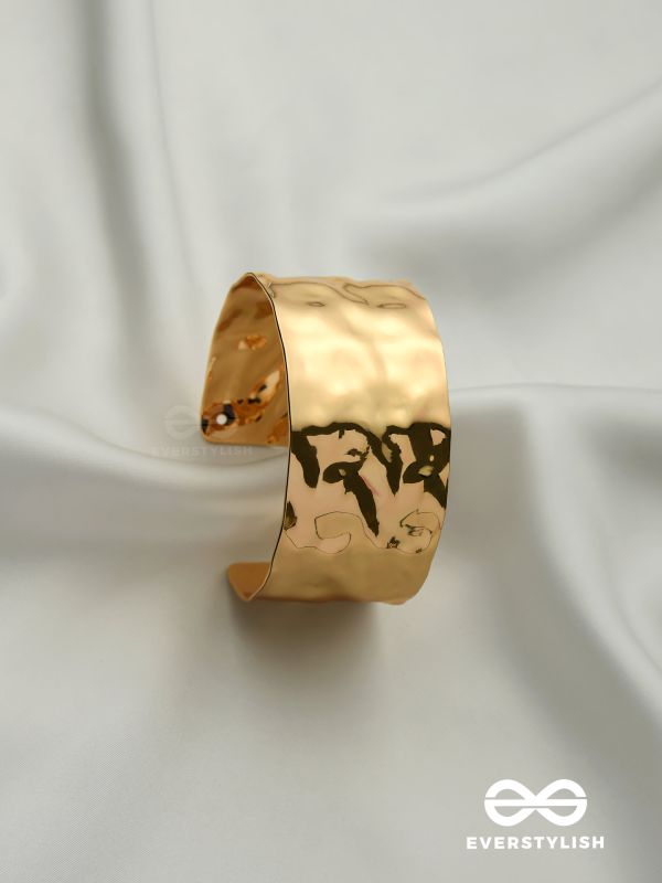 LIQUID GOLD - SHINY GOLDEN CUFF BRACELET