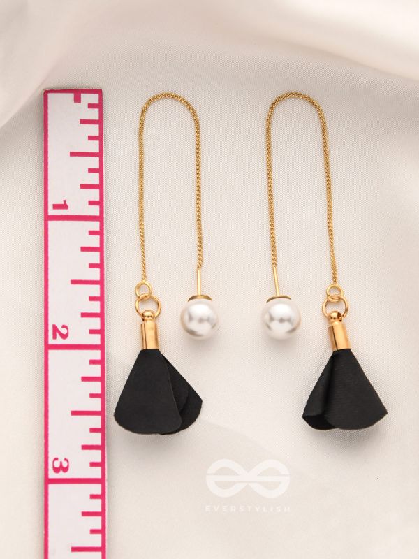 Hanging in balance Pearl and Flowers Needle Earrings- Black