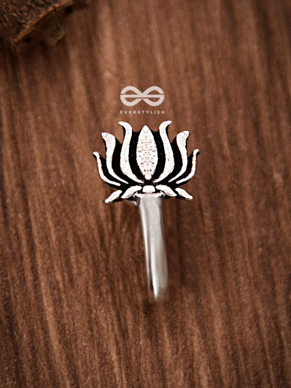 The Little Lotus Non-piercing Boho Nosepin