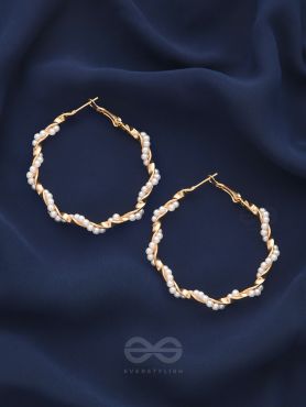 A twist of pearls - Statement Golden Hoops