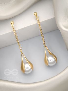 The Hanging Moon- Golden Pearl Earrings