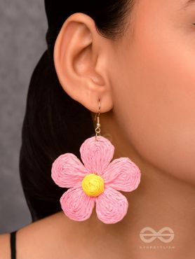 THE FLOWER POWER - STATEMENT WOVEN EARRINGS (PINK)