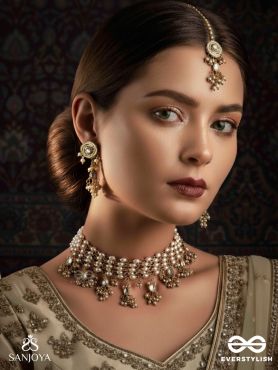 HIRANYA - GOLDEN GRACE -  HANDMADE KUNDAN SET WITH NECKLACE, EARRINGS AND MAANGTIKA