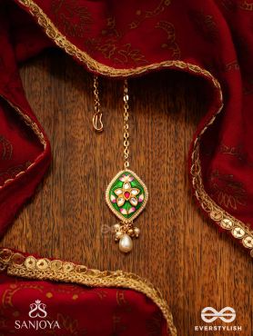 HARINAKSHI - DOE-EYED BEAUTY - GRACEFUL HANDCRAFTED KUNDAN MAANGTIKA WITH POLKI ACCENTS AND PEARL DETAILS