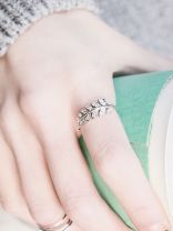 Lustrous  Leaves Adjustable American Diamond Ring