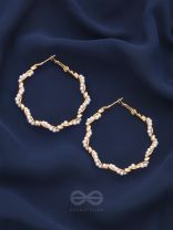 A twist of pearls - Statement Golden Hoops
