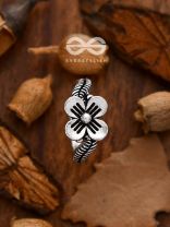 The Lone Flower Toe Ring - Tiny Trinket Collection