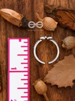 The Lone Flower Toe Ring - Tiny Trinket Collection