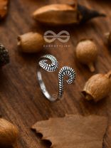The Hypnotic Twist Toe Ring - Tiny Trinket Collection