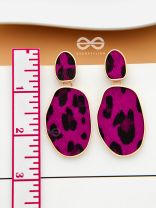 THE CHIC LEOPARDS - GOLDEN DANGLER EARRINGS (Magenta)