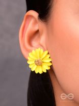 BLOOMING BLOSSOMS - Statement Stud Earrings (Bumblebee)