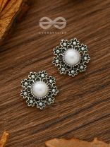 Pearl in a garden - Tiny Trinket Earrings