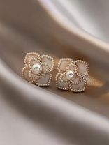 RADIANT DEWFLOWER - GOLDEN ENAMELLED STUDS (WHITE)