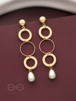 The Drizzly Loops- Golden Pearl Earrings