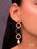 The Drizzly Loops- Golden Pearl Earrings