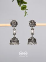 Shadow of Sun- Oxidised Pearl Earrings