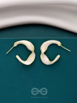 EBB AND FLOW - ENAMELLED TWISTED STUDS (WHITE)