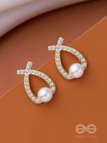 PEARLING WONDER - GOLDEN PEARL STUDS