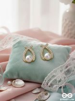 PEARLING WONDER - GOLDEN PEARL STUDS
