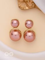 LOOP-DE-LOOP - GOLDEN PEARL STUDS 