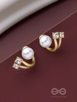 A BLINGING PEARL - GOLDEN STUDS