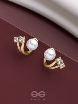 A BLINGING PEARL - GOLDEN STUDS