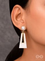 A SASS A DAY - WHITE & GOLDEN DROP EARRINGS 