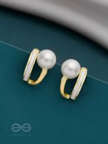 MOONLIT PEARL- ENAMELLED STUD EARRINGS (WHITE)