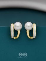 MOONLIT PEARL- ENAMELLED STUD EARRINGS (WHITE)