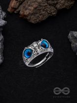 A KNOW-IT-OWL - BLUE EYED SILVER RING